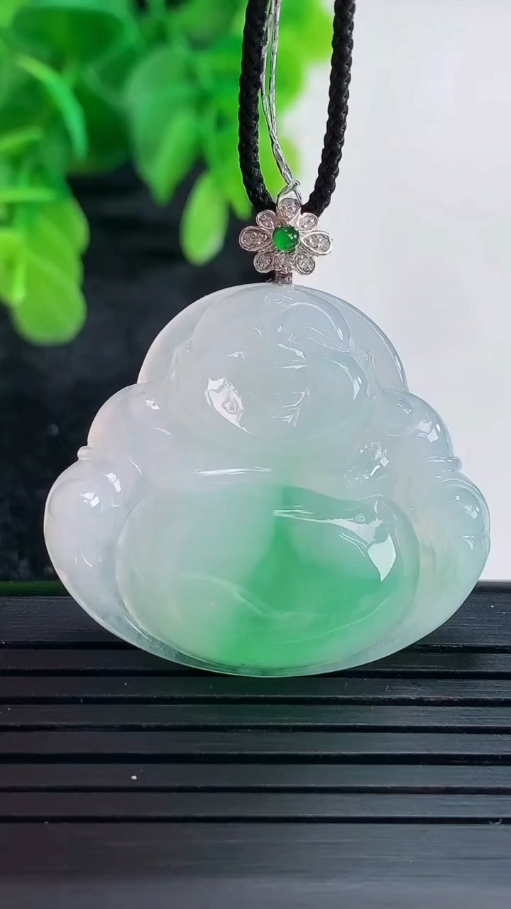 天然A货翡翠佛公吊坠尺寸36-33.6-5.5重量:9.10g
4月16日