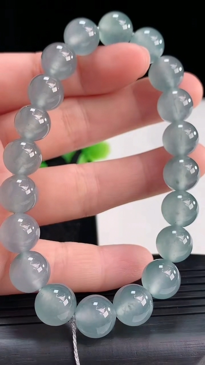 天然A货翡翠蓝水圆珠手串尺寸9.7-20颗重量:32.90g4月16日
工厂直销收藏佳品,种好水足，色泽均匀，有种有色，上手高大气！