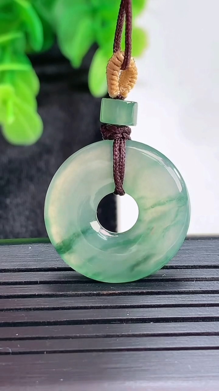 天然A货翡翠飘花平安环吊坠尺寸21.7-3.2重量:3.45g
4月16日