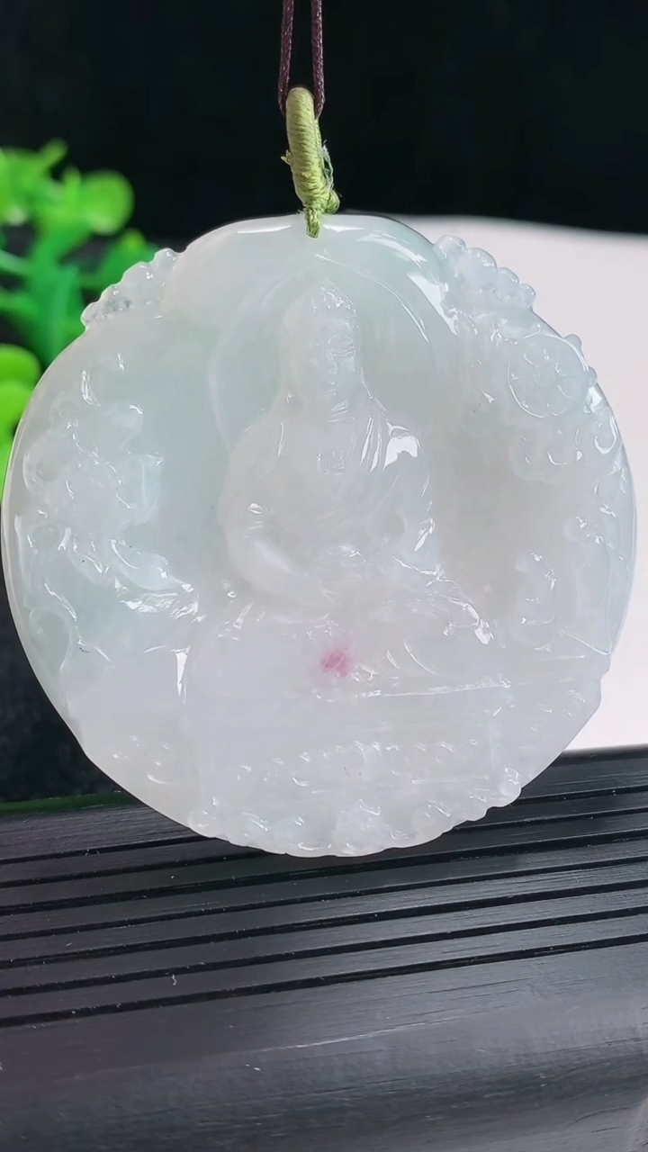 天然A货翡翠大日如来吊坠尺寸54-5.6重量:37.44g
4月16日