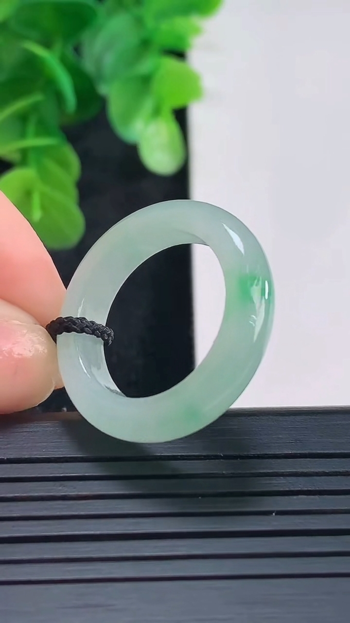 天然A货翡翠指环戒指尺寸19.2-5.5-3.8重量:4.71g2026年4月16日
工厂直销收藏佳品,种好水足，色泽均匀，有种有色，上手高大气！