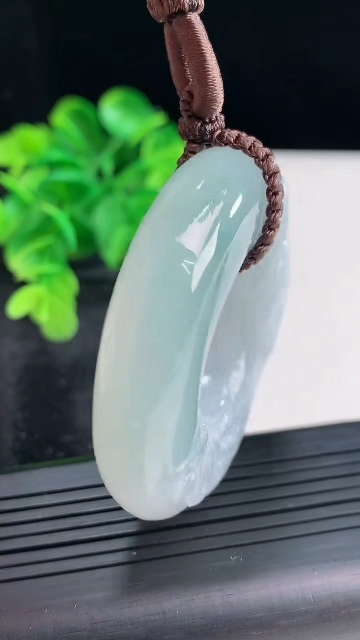 天然A货翡翠飘花雕龙平安环吊坠尺寸53.6-12.1重量:68.34g
4月16日