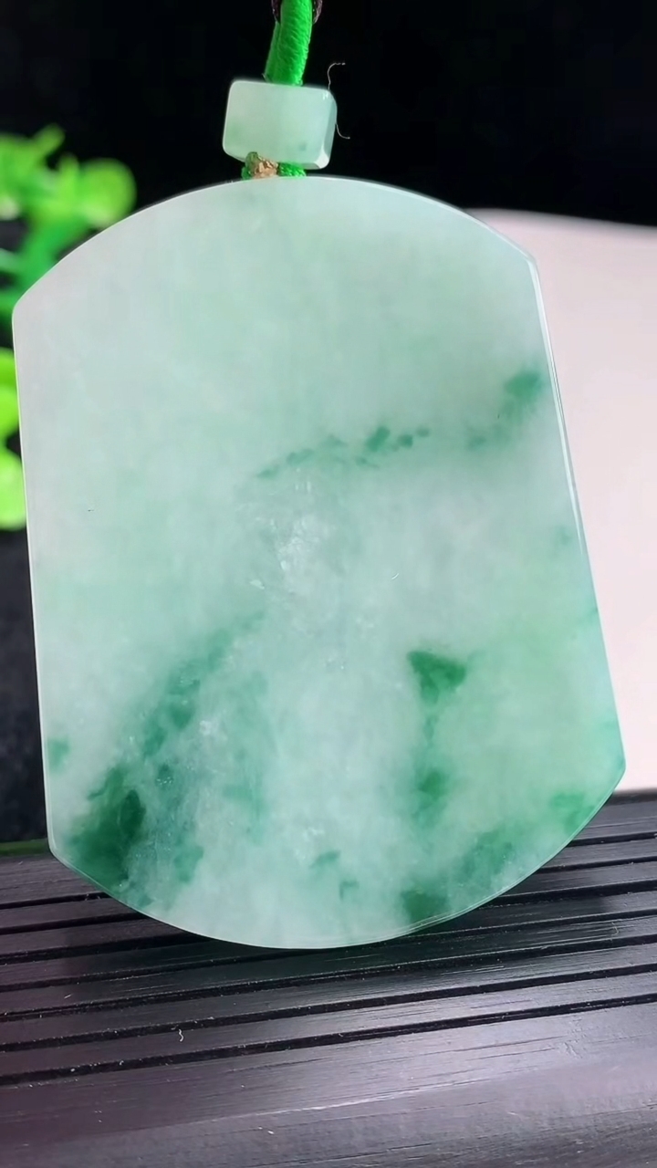 天然A货翡翠飘花无事牌吊坠尺寸57-43-5.6重量:45.02g
4月16日