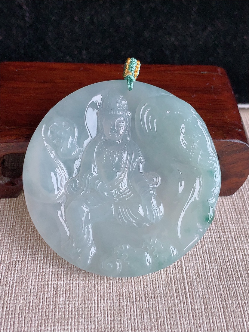 天然A货翡翠飘花普贤菩萨吊坠 
尺寸55.2-5.8mm 重量38.86g 0415