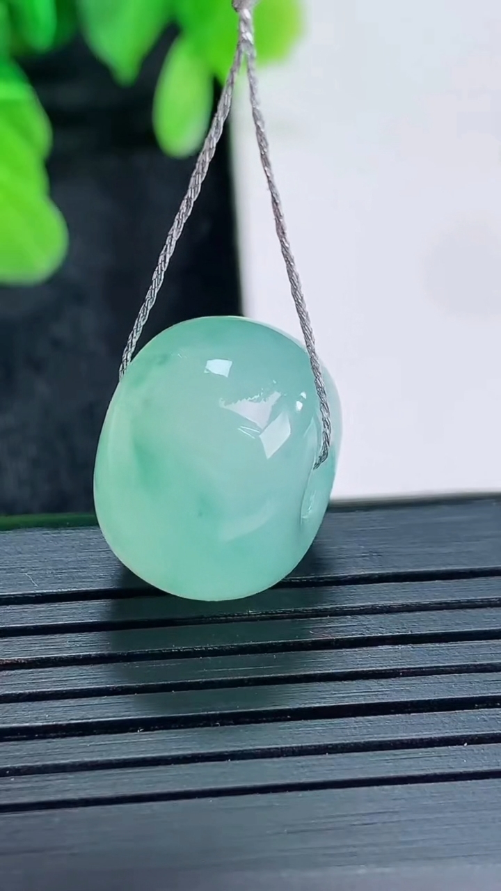 天然A货翡翠飘花路路通吊坠尺寸17.3-12.5重量:7.62g
4月16日