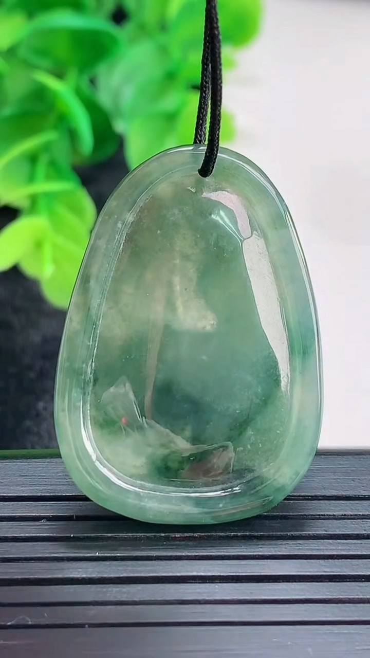 天然A货翡翠双彩生肖虎吊坠尺寸36.3-25.6-5.4重量:8.87g
4月16日