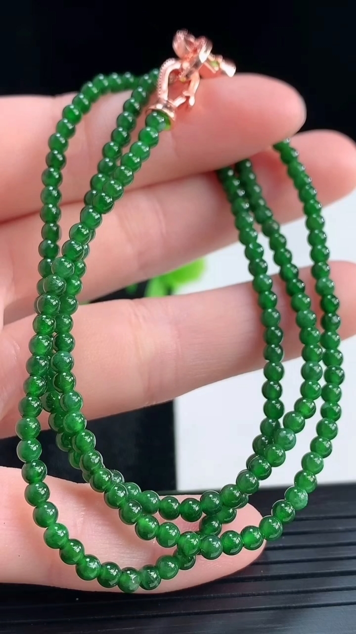 天然A货翡翠小米珠项链尺寸2.7重量:9.47g
4月16日