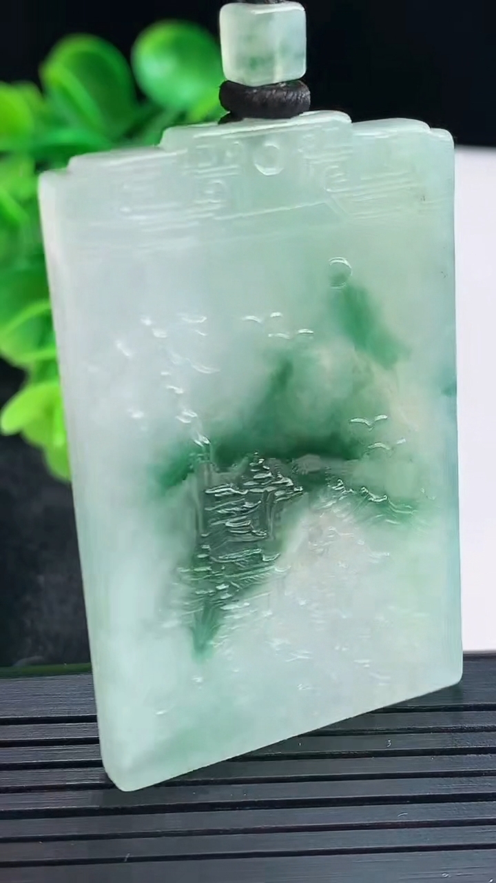 天然A货翡翠飘花仿古无事牌吊坠尺寸53.2-34.4-4.6重量:30.28g
4月16日