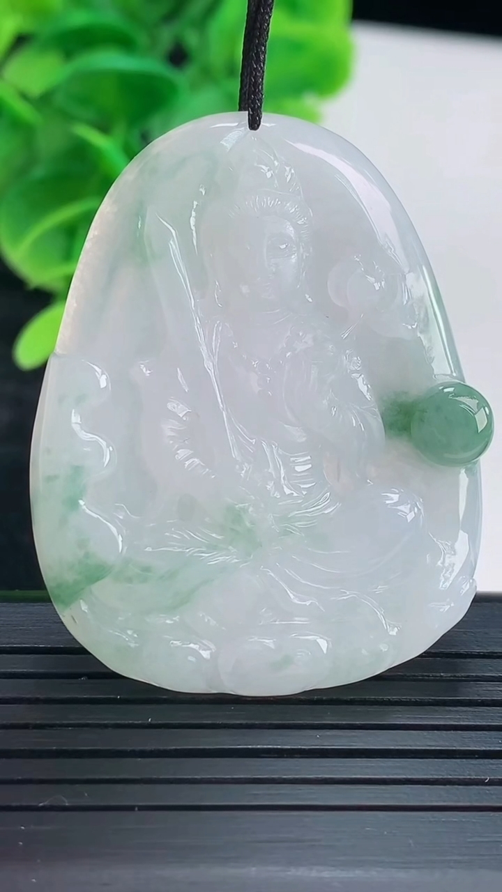 天然A货翡翠飘花虚空藏菩萨吊坠尺寸45.6-35.5-5.7重量:16.83g
4月16日