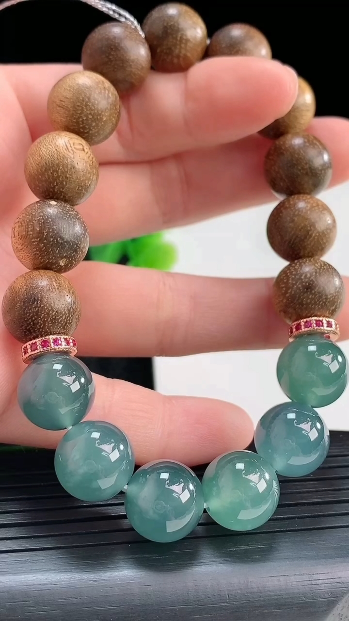 天然A货翡翠檀香圆珠手串尺寸11.7重量:26.39g4月16日
工厂直销收藏佳品,种好水足，色泽均