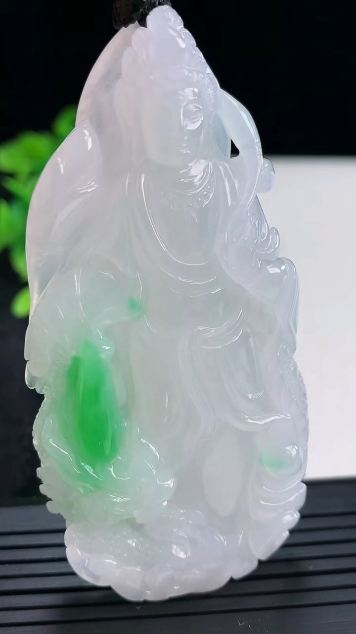 天然A货翡翠祥龙观音菩萨吊坠尺寸74.6-36.8-9.4重量:49.68g
4月16日