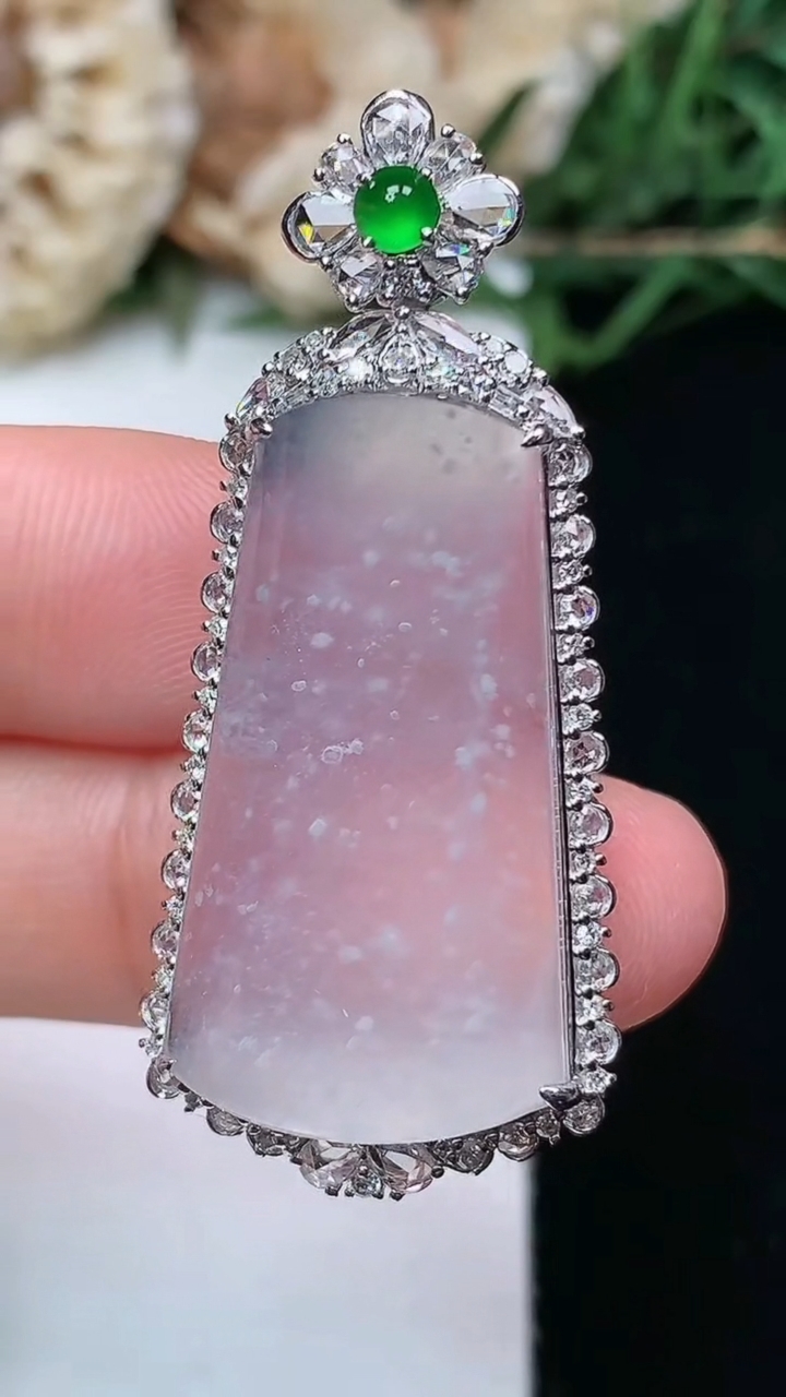 天然A货翡翠白冰无事牌吊坠，尺寸43-19.3-8.9，裸石28-15.5，重量:6.54g
4月16日