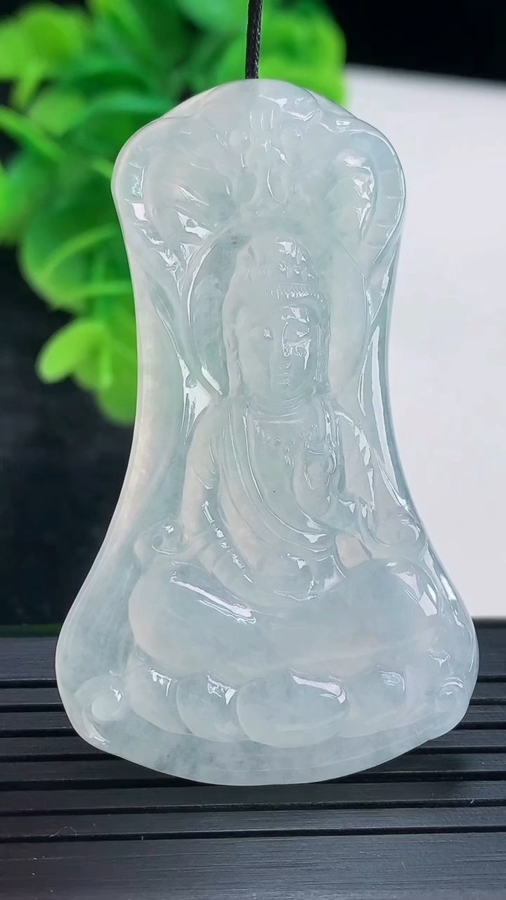 天然A货翡翠观音菩萨吊坠尺寸55.3-33.6-4.9重量:16.75g
4月16日