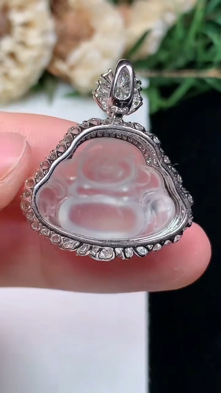 天然A货翡翠白冰佛公吊坠，尺寸27.3-23.6-12.2，裸石14.6-20，重量:5.45g
4月16日