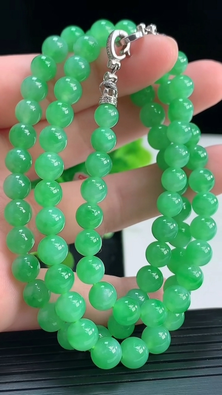 天然A货翡翠圆珠项链尺寸6.3-79颗重量:36.71g
4月16日