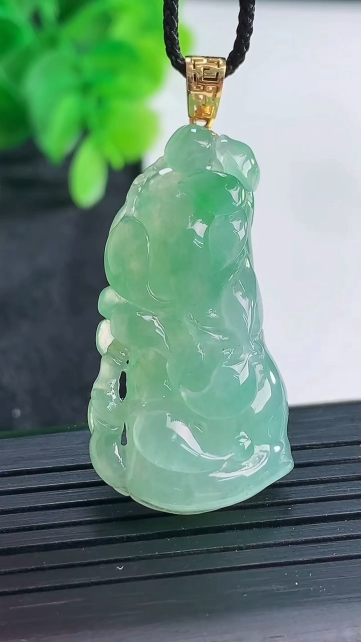 天然A货翡翠节节高升 竹节吊坠尺寸35.6-18.9-7.1重量:8.72g
4月16日