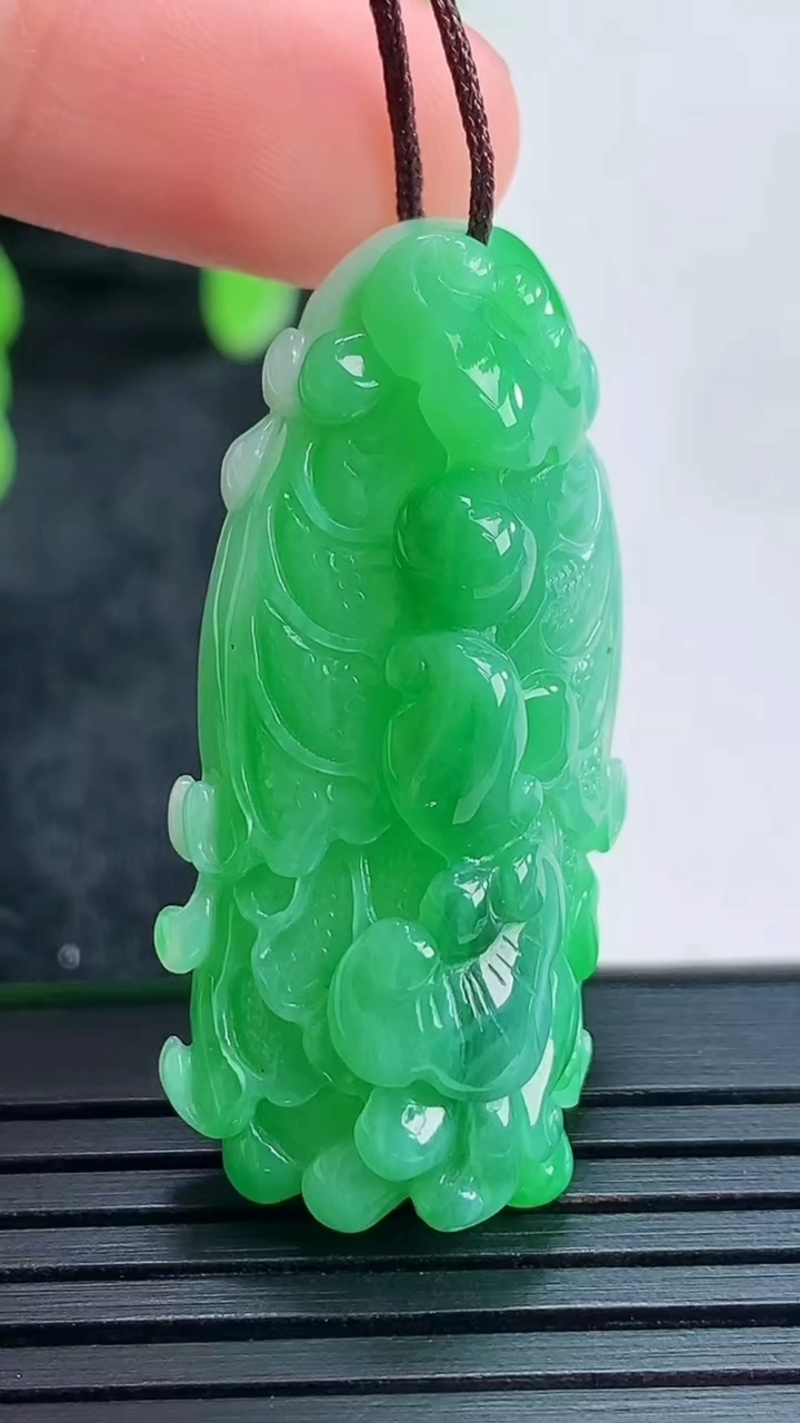 天然A货翡翠白菜吊坠尺寸35.6-17.8-13.6重量:13.27g
4月16日