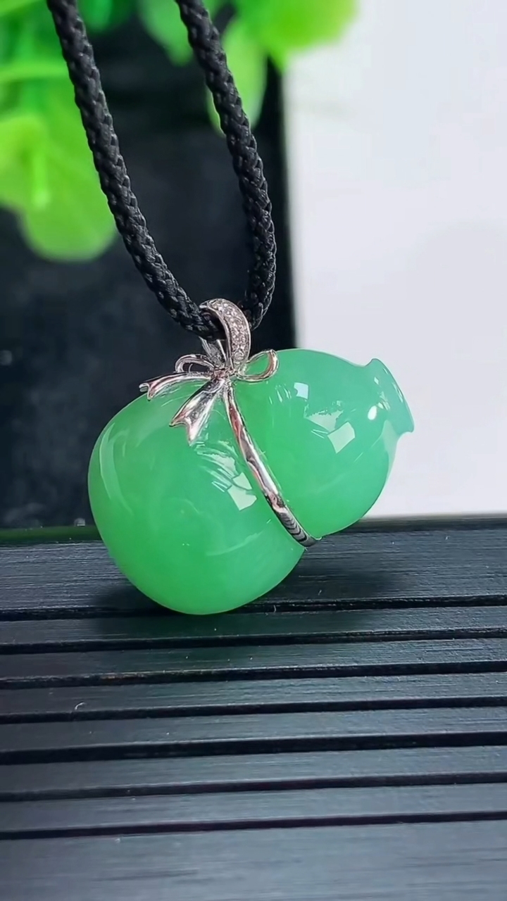 天然A货翡翠葫芦吊坠尺寸20-14.1-7.8重量:4.10g
4月16日