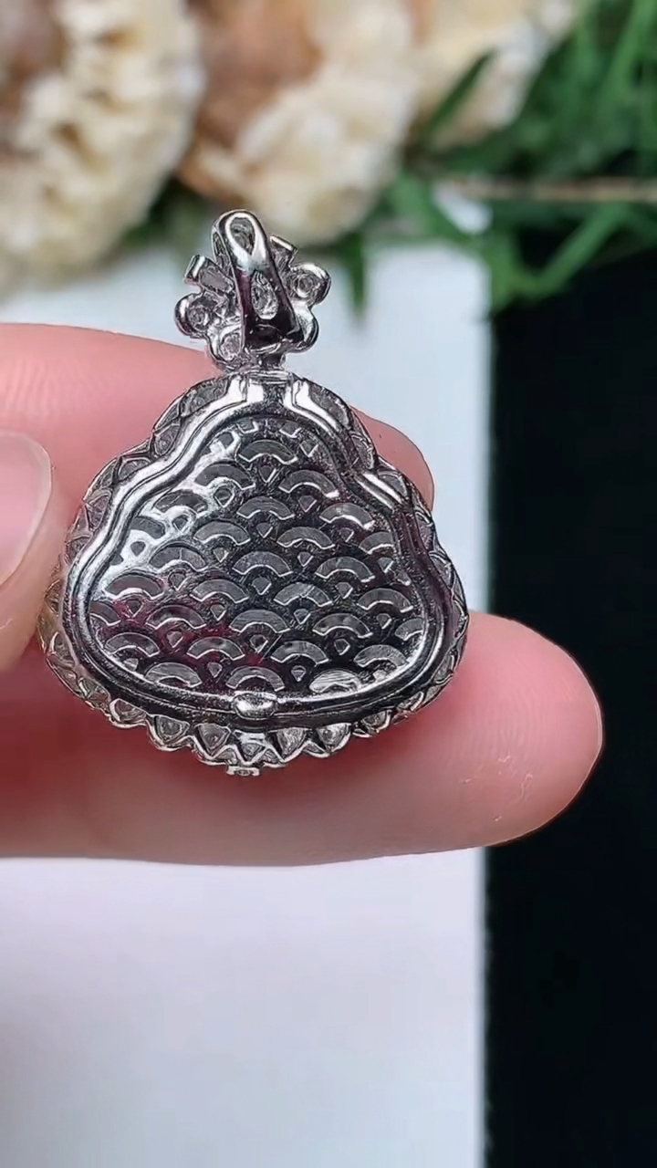 天然A货翡翠佛公吊坠，尺寸25.2-19.4-9.3，裸石12-16，重量:4.75g
4月16日