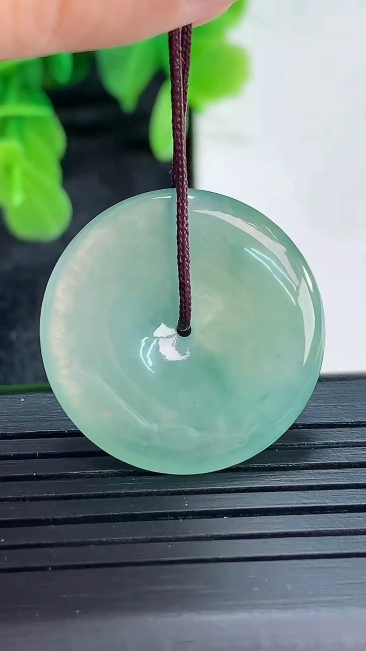 天然A货翡翠飘花平安扣吊坠尺寸25.7-4.1重量:6.32g
4月16日