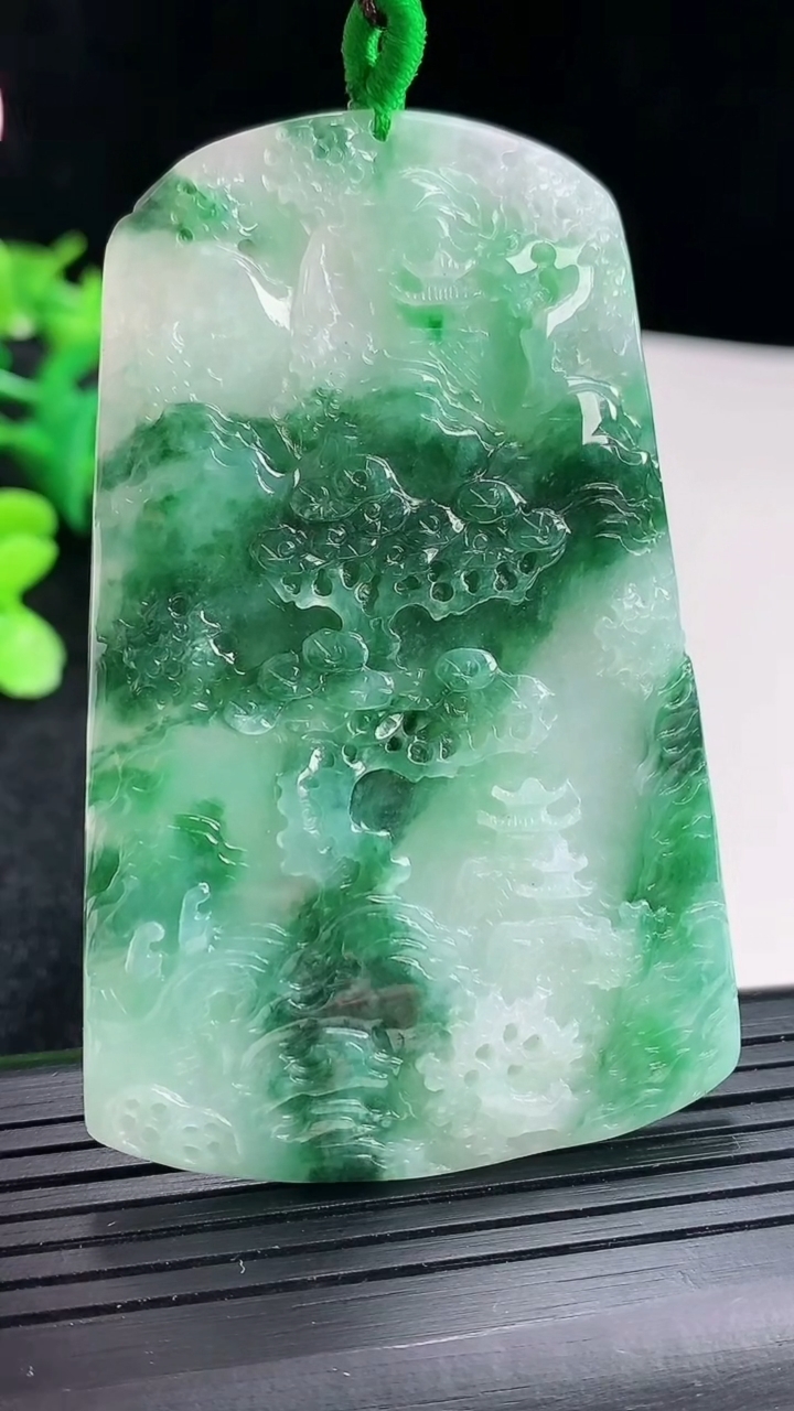 天然A货翡翠牌吊坠尺寸67.6-43.5-5.2重量:32.68g
4月16日