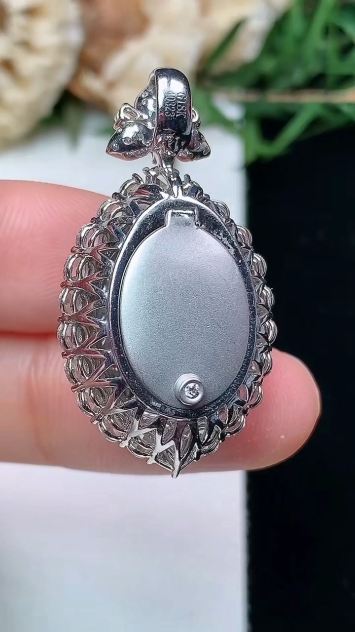 天然A货翡翠蛋面吊坠，尺寸33.3-18.3-13.6，裸石16-11.6，重量:7.98g
4月16日