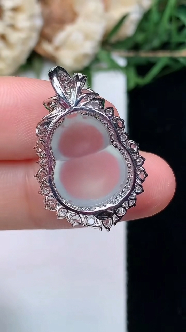 天然A货翡翠白冰葫芦吊坠，尺寸26.3-17-10.5
4月16日，重量:3.03g