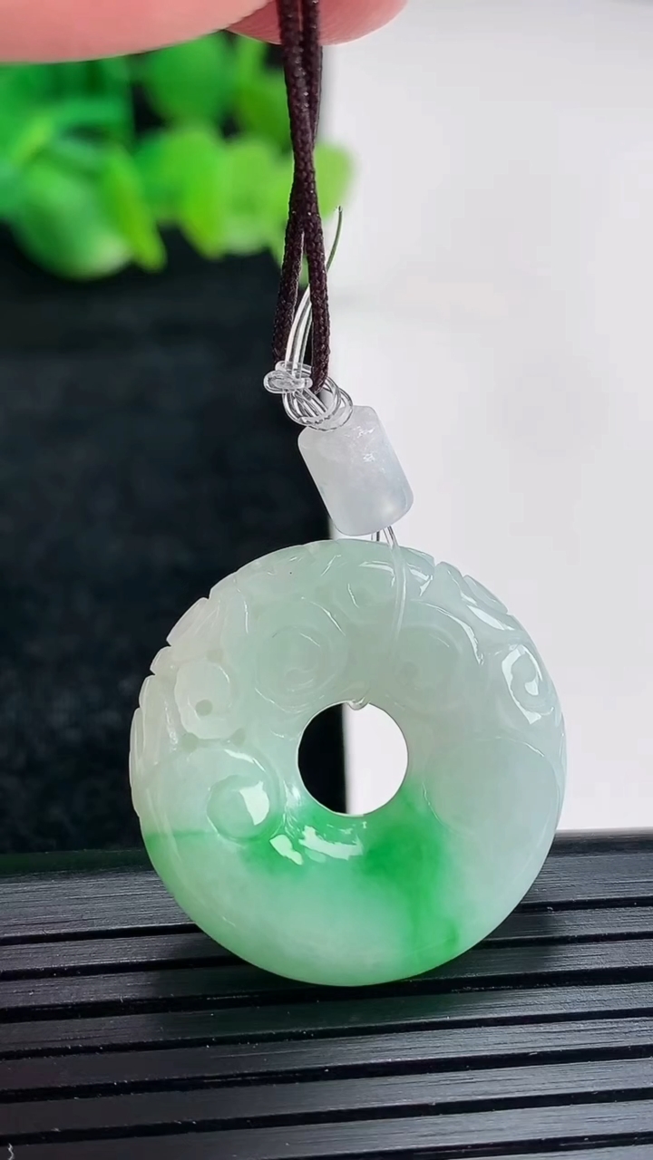 天然A货翡翠雕花平安环吊坠尺寸25-5重量:6.57g
4月16日