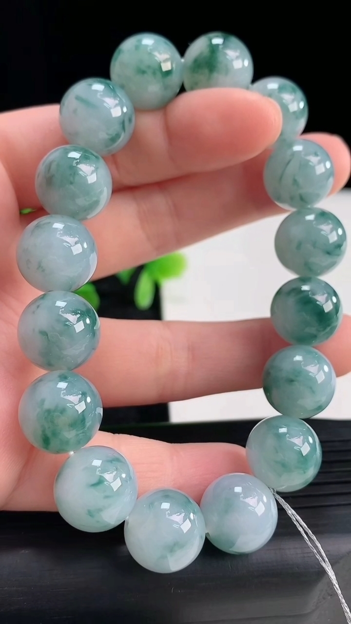 天然A货翡翠飘花圆珠手串尺寸12.5-16颗重量:56.61g4月16日
工厂直销收藏佳品,种好水足