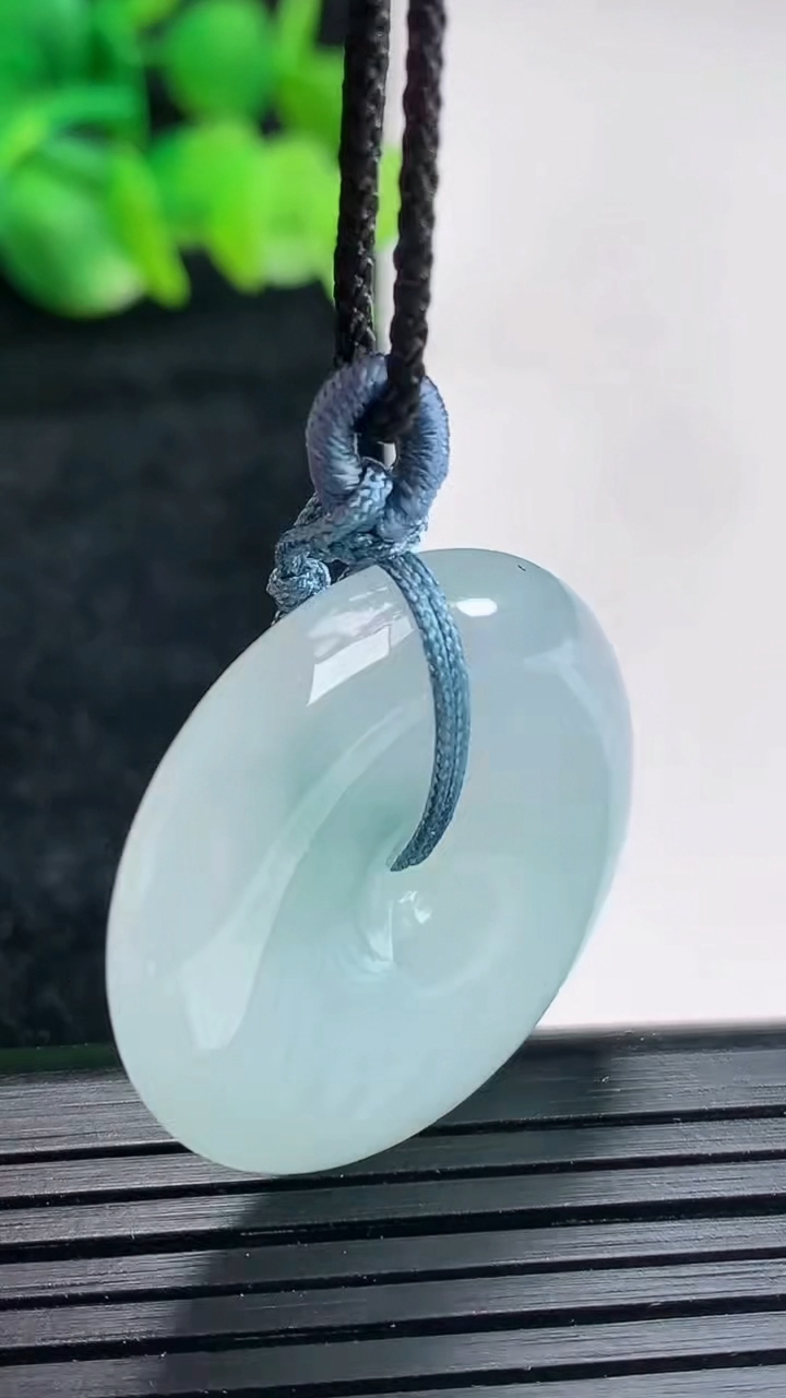 天然A货翡翠飘花平安扣吊坠尺寸28.6-6.8重量:11.61g
4月16日