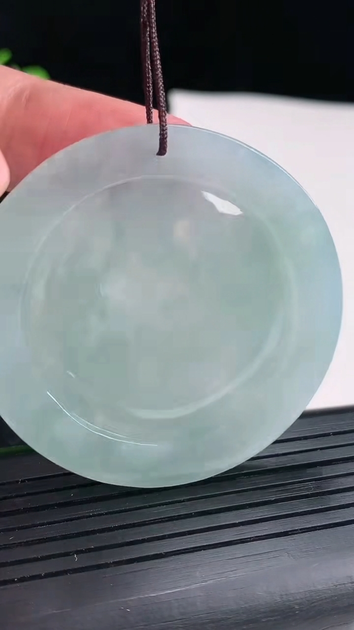 天然A货翡翠飘花龙牌吊坠尺寸49-5.2重量:29.04g
4月16日