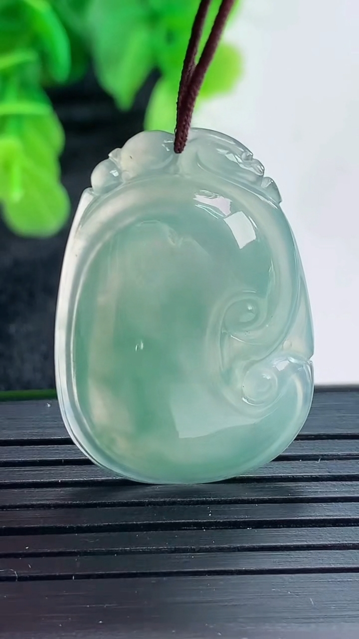 天然A货翡翠如意吊坠尺寸32.2-22.2-4.1重量:5.89g
4月16日