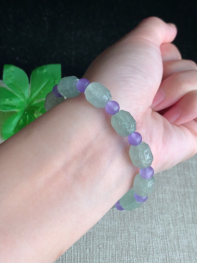 天然A货翡翠晴水六字真言手串11颗 
尺寸10-8.7mm 重量22.73g 0415