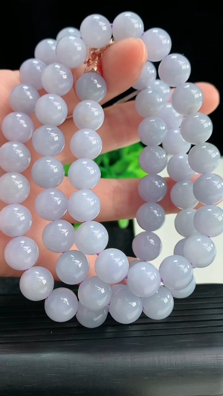 天然A货翡翠紫罗兰圆珠项链尺寸9.5-62颗重量:107.66g4月16日
工厂直销收藏佳品,种好水足，色泽均匀，有种有色，上手高大气！