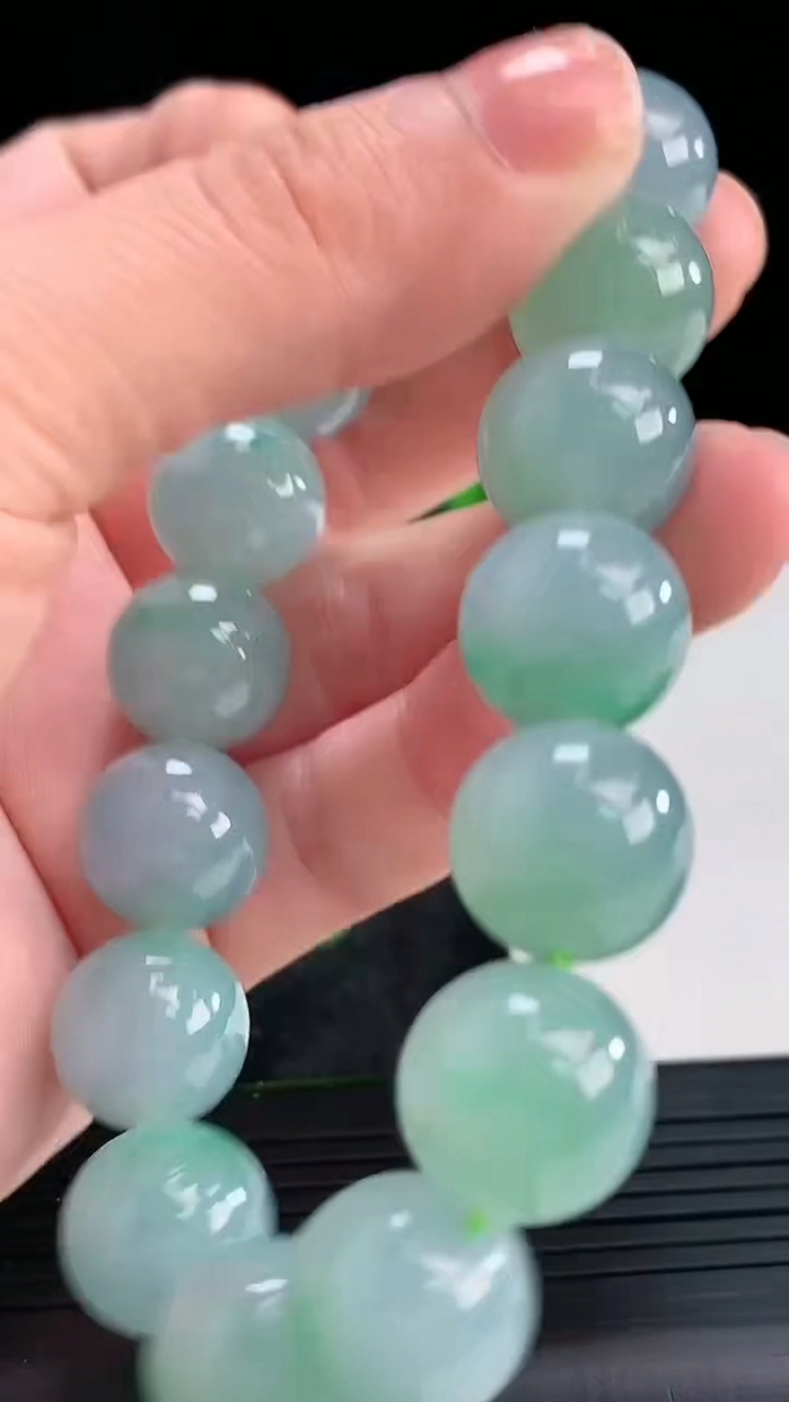 天然A货翡翠圆珠手串尺寸12.8-16颗重量:60.95g4月16日
工厂直销收藏佳品,种好水足，色泽均匀，有种有色，上手高大气！