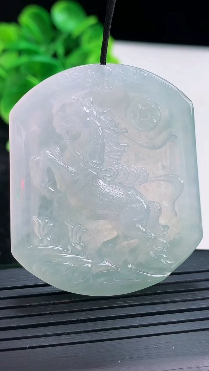 天然A货翡翠生肖马吊坠尺寸49.8-42-5重量:24.59g
4月16日