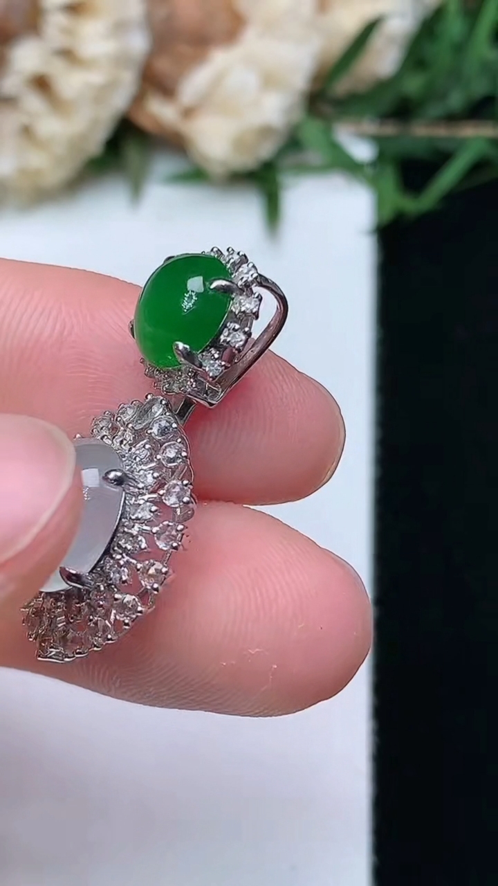 天然A货翡翠白冰蛋面吊坠，尺寸26.3-13.5-8.2，裸石9-8，重量:2.51g
4月16日