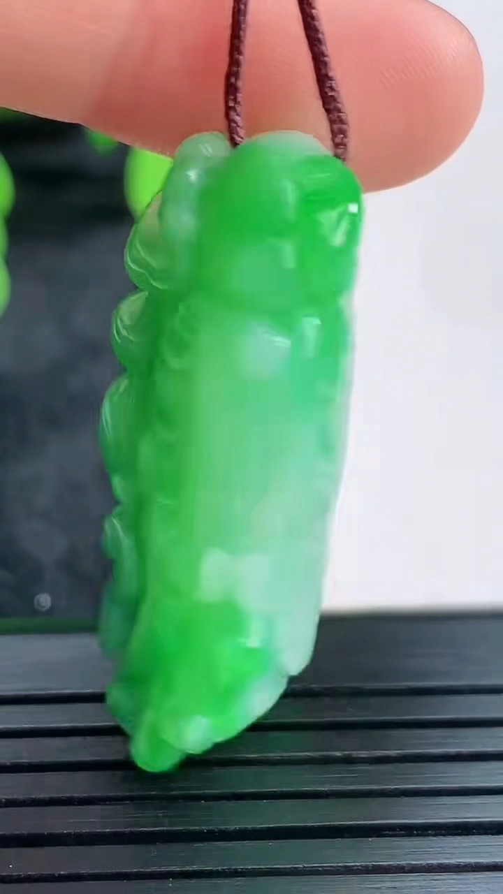 天然A货翡翠白菜吊坠尺寸35.6-17.8-13.6重量:13.27g
4月16日