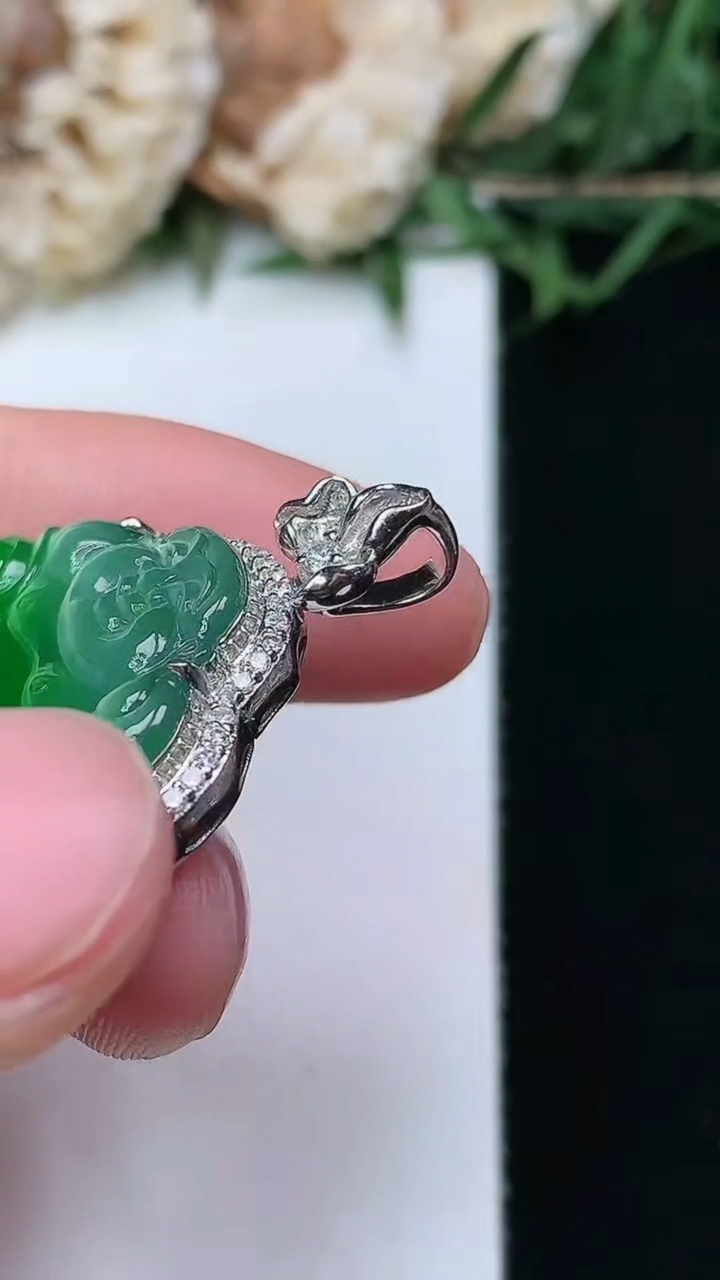 天然A货翡翠佛公吊坠，尺寸27-25.2-6.3，裸石17.3-22.6，重量:6.15g
4月16日