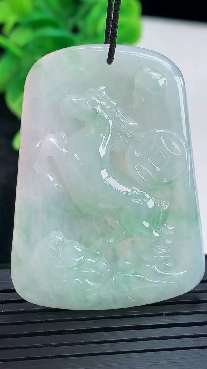 天然A货翡翠生肖马吊坠尺寸49.1-36.5-5.2重量:19.39g
4月16日