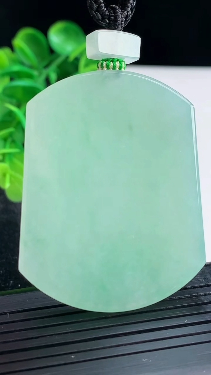 天然A货翡翠无事牌吊坠尺寸51.7-40.1-5.6重量:41.51g
4月16日