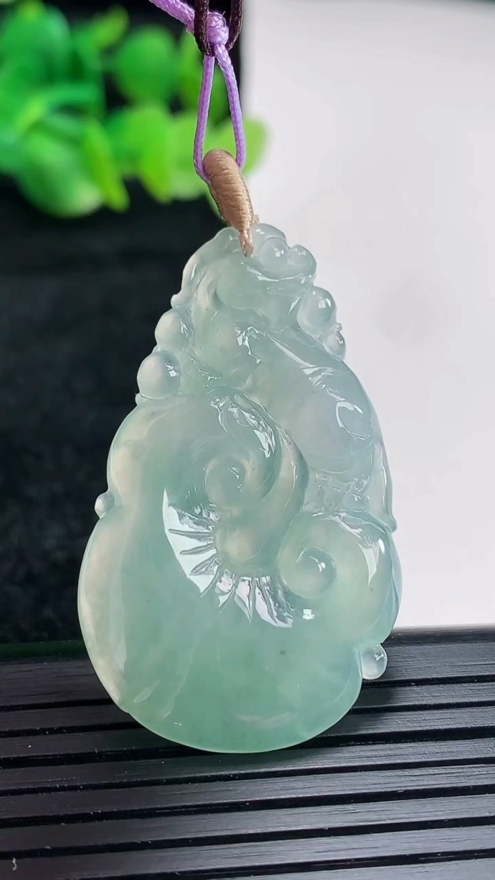 天然A货翡翠如意吊坠尺寸39-24.5-4重量:7.56g
4月16日