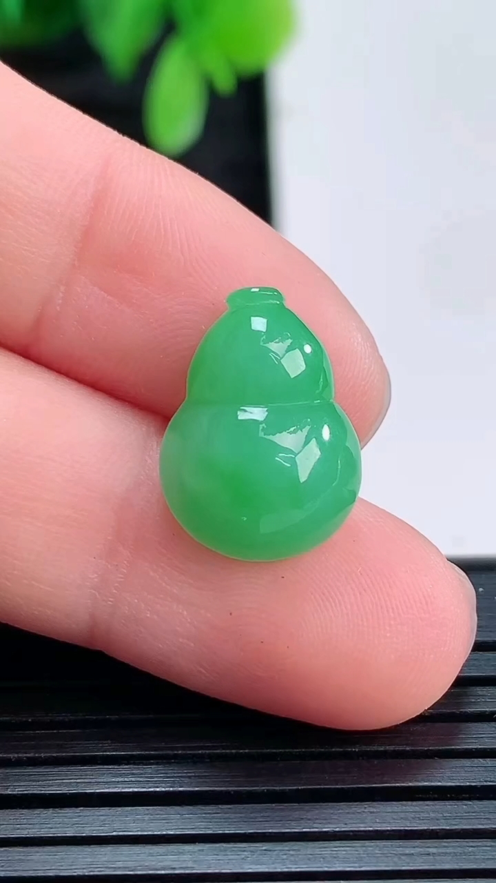 天然A货翡翠葫芦镶嵌件尺寸14.3-10.7-5.4重量:1.50g
4月16日