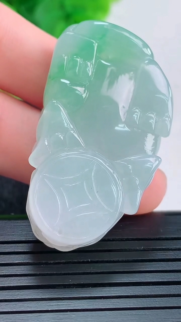 天然A货翡翠貔貅吊坠尺寸41-23.9-11.6重量:26.53g
4月16日