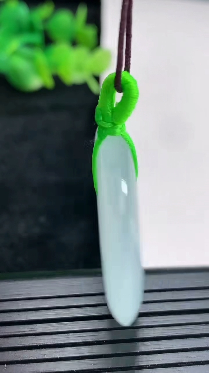 天然A货翡翠平安扣吊坠尺寸35-5.8重量:15.65g
4月16日