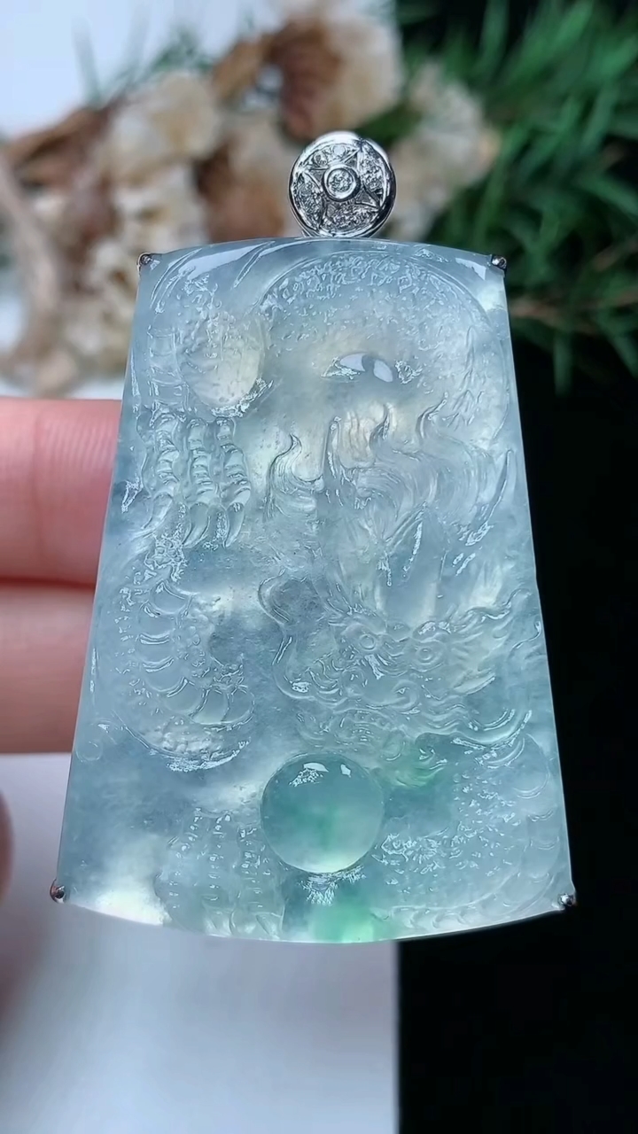 天然A货翡翠龙牌吊坠，尺寸44.3-31.7-9.6，重量:20.27g
4月16日