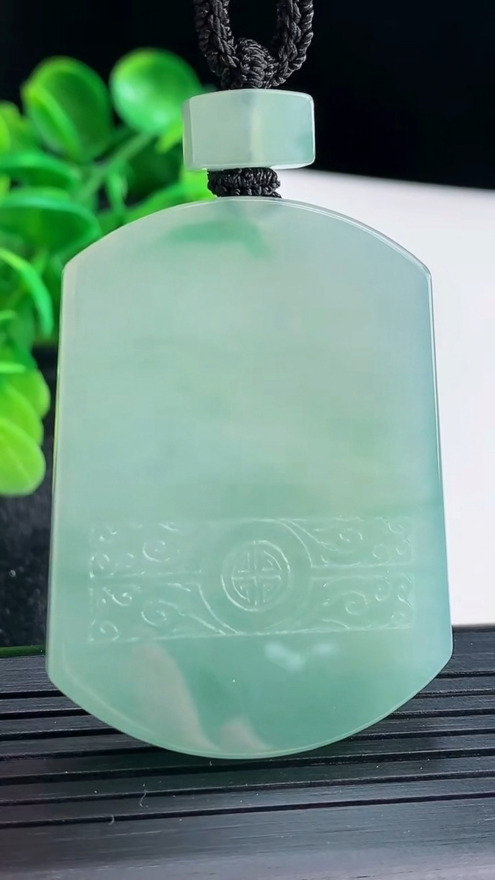 天然A货翡翠仿古无事牌吊坠尺寸50.9-37.7-5.6重量:35.51g
4月16日