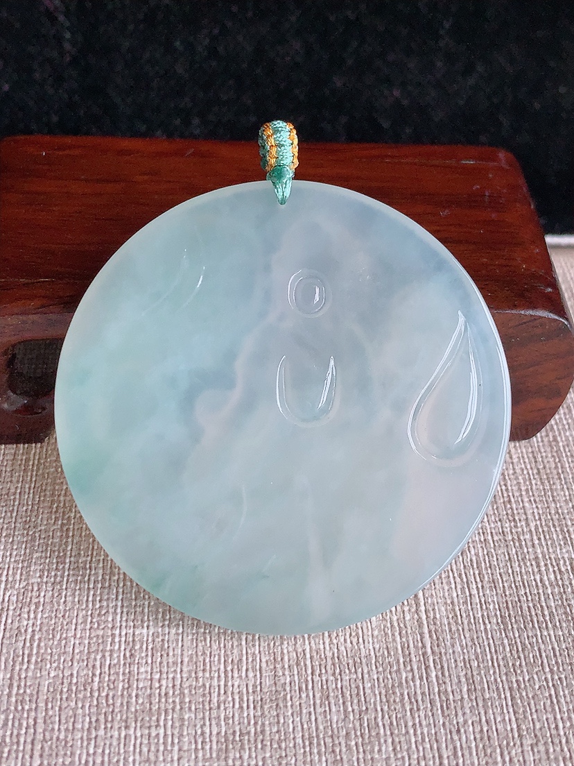 天然A货翡翠飘花普贤菩萨吊坠 
尺寸55.2-5.8mm 重量38.86g 0415