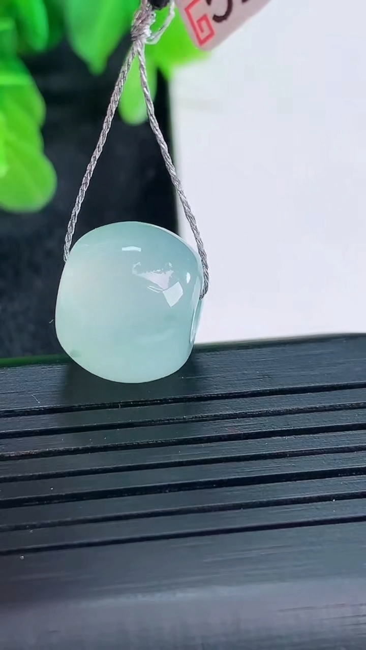 天然A货翡翠飘花路路通吊坠尺寸14.8-12.3重量:5.67g
4月16日