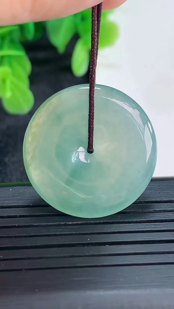 天然A货翡翠飘花平安扣吊坠尺寸25.7-4.1重量:6.32g
4月16日